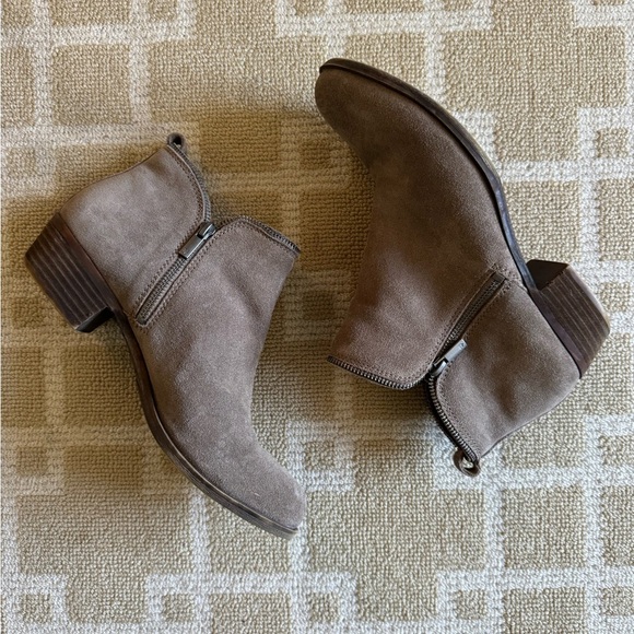 Lucky Brand Taupe Suede Ankle Booties Side Zip Low Heel Western Rustic 10.5M - Picture 6 of 14